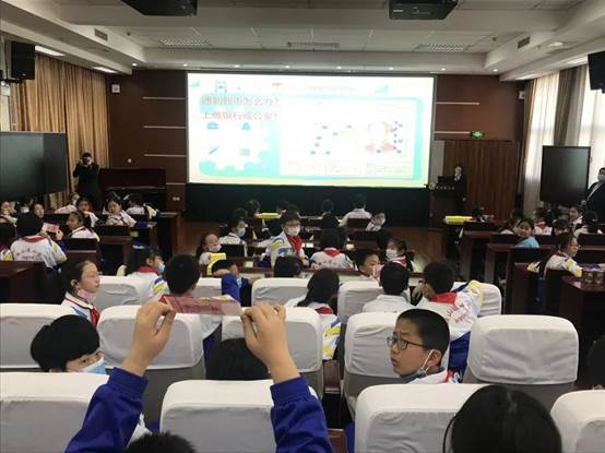 会议室里的人们
描述已自动生成